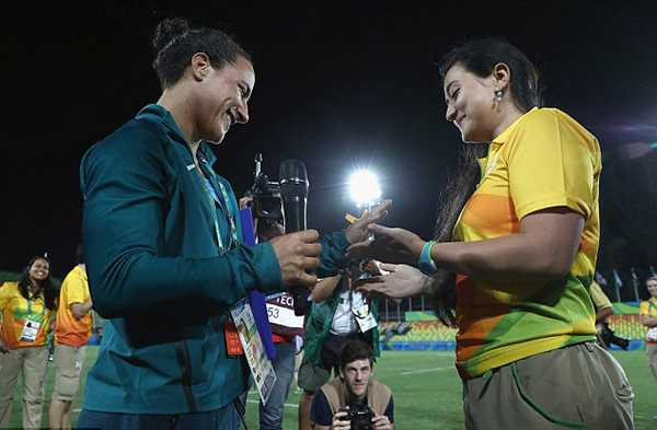 Isadora Cerullo (trái) là thành viên của đội tuyển rugby nữ Brazil, xếp hạng 9 tại Olympic Rio. Sau khi theo dõi trận chung kết giữa Australia và New Zealand, Isadora bất ngờ nhận được lời cầu hôn từ bạn gái Marjorie Enya - một người quản lý ở sân vận động.