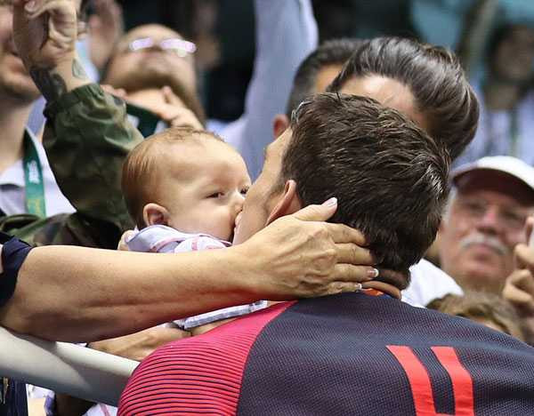 Anh sau đó cũng dành cho cậu con trai Boomer mới 3 tháng tuổi một nụ hôn ngọt ngào. Đây là kỳ Olympic cuối cùng của Michael Phelps. Anh mang về cho đoàn thể thao Mỹ 5 chiếc HC vàng ở các nội dung bơi 200m cá nhân hỗn hợp, 200m bướm, 4x100m tiếp sức tự do, 4x200m tiếp sức tự do và 4x100m tiếp sức hỗn hợp. Phelps chỉ nhận một thất bại (giành huy chương bạc) khi để thua tài năng người Singapore Joseph Schooling ở nội dung 100m bướm. Tổng cộng anh có 23 HC vàng, 3 HC bạc và 2 HC đồng tại đấu trường Olympic. Đây cũng là thành tích lớn nhất mà một VĐV từng giành được trong lịch sử thể thao.