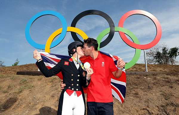 Sau khi nhận HC vàng, Charlotte Dujardin và vị hôn phu trao nhau nụ hôn cháy bỏng. Cô tiết lộ đã nhận lời cầu hôn của bạn trai từ năm 2008 nhưng anh vẫn muốn thực hiện lại màn cầu hôn của mình để được nghe câu nói