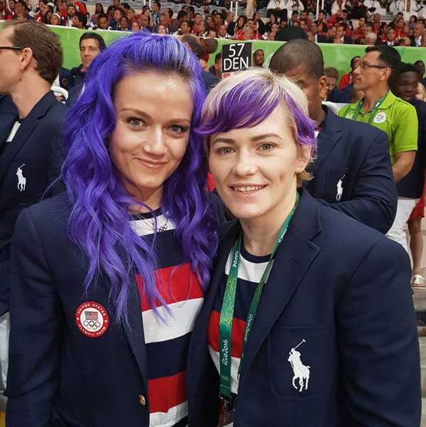 Hai VĐV của Mỹ là kiếm thủ Dagmara Wozniak và đô vật Elena Pirozhkova đọ tóc tím trong lễ khai mạc Olympic Rio hôm 5/8.