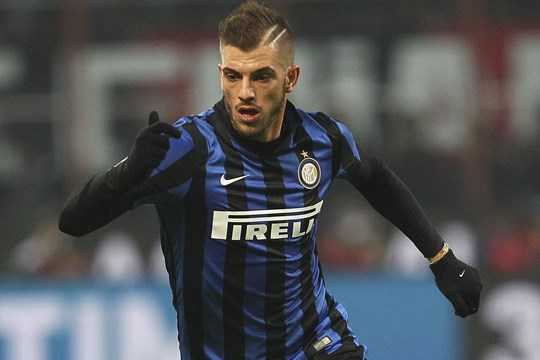 Điều mà ông thường làm với các cầu thủ Inter và Chelsea: bảo vệ cầu thủ và đương đầu mọi chỉ trích. Santon hẳn vẫn nhớ rõ
