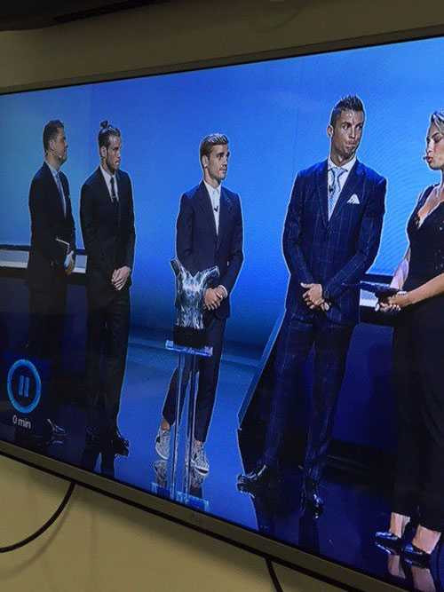 'Này, Antoine Griezmann. Cậu là một cầu thủ giỏi nhưng chúng ta hãy nói về đôi giày chết tiệt kia nhé', Twitter của hãng cá cược Paddy Power bình luận.