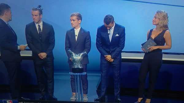 'Đôi giày đẹp nhất châu Âu thuộc về Antoine Griezmann. Kể cả Cristiano Ronaldo cũng phải ngưỡng mộ', một fan có tên Kenny Bloggins châm biếm. CĐV khác nhẹ nhàng hơn với chân sút người Pháp: 'Griezmann đi giày hợp mốt nhưng không hợp thời điểm'.