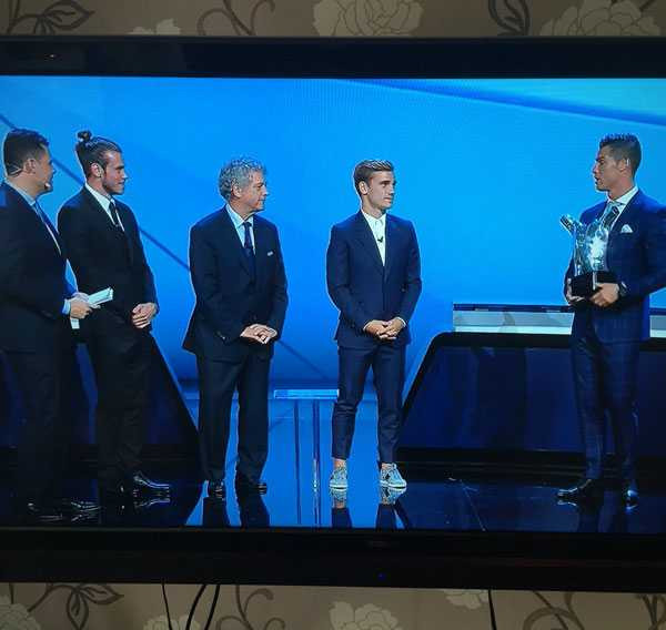 Twitter của trang Caughtoffside hài hước cho rằng Griezmann không giành giải Cầu thủ hay nhất châu Âu vì mặc quần quá ngắn và đi đôi giày quá xấu'.