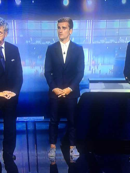 'Gì thế kia Griezmann. Đôi giày của cậu nổi nhất chương trình rồi', tài khoản mang tên Oliver Bridge viết.