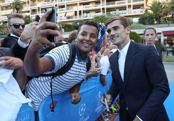 Tiền đạo người Pháp cùng với C. Ronaldo và Gareth Bale là ba ứng cử viên cho danh hiệu Cầu thủ hay nhất châu Âu mùa bóng 2015-2016. Bộ ba đang thi đấu ở La Liga cùng tới Monaco tham dự lễ trao giải tối qua 25/8. Ngôi sao của Atletico vui vẻ chụp ảnh selfie với các fan trước khi vào hội trường.