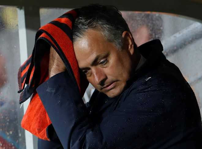 Fan MU giam dap len nhau an mung ban thang cua Rashford hinh anh 11