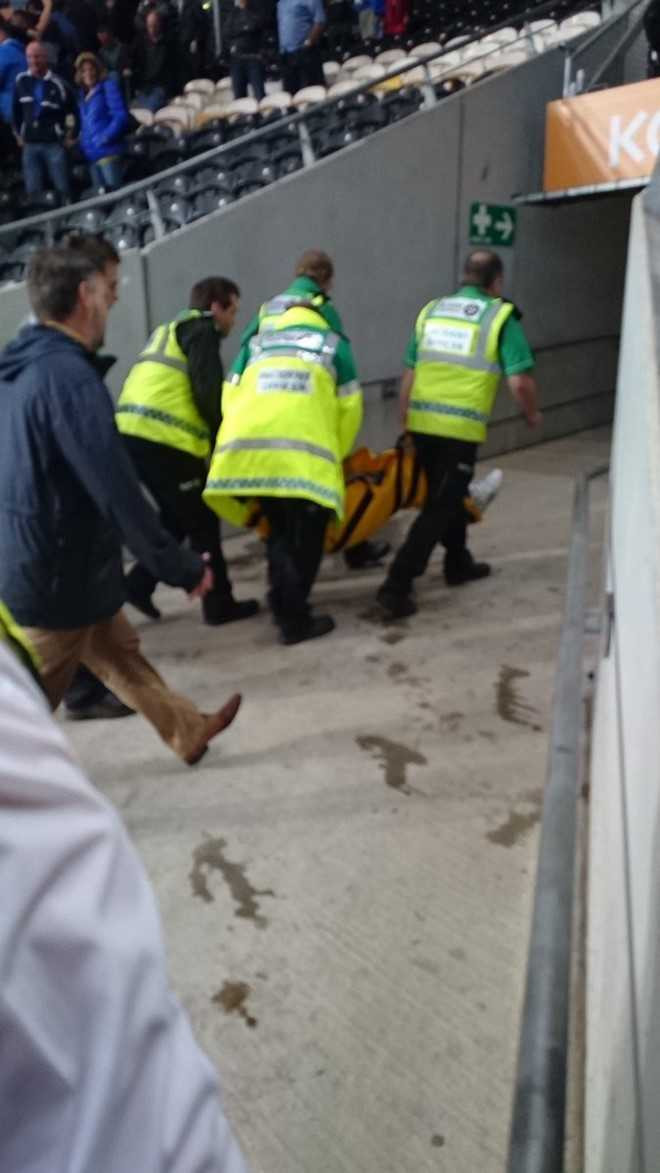 Fan MU giam dap len nhau an mung ban thang cua Rashford hinh anh 9