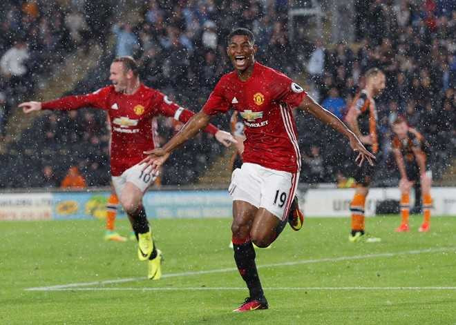 Fan MU giam dap len nhau an mung ban thang cua Rashford hinh anh 2
