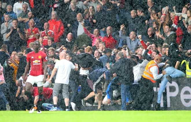 Fan MU giam dap len nhau an mung ban thang cua Rashford hinh anh 4