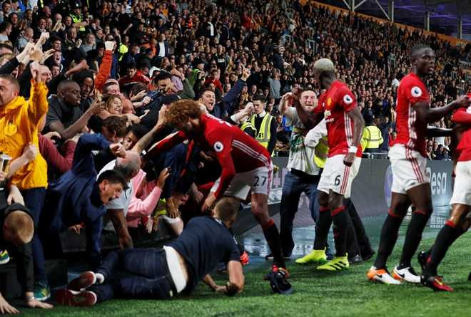 Fan MU giam dap len nhau an mung ban thang cua Rashford hinh anh 5