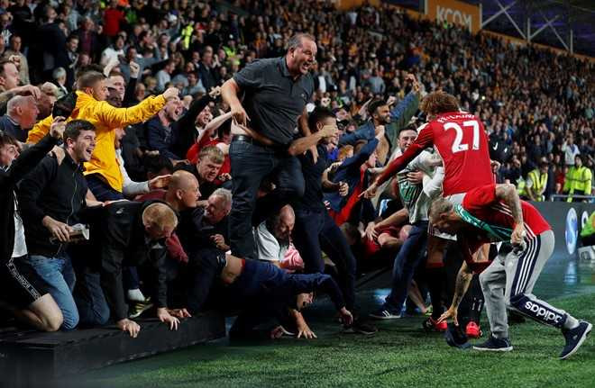 Fan MU giam dap len nhau an mung ban thang cua Rashford hinh anh 6