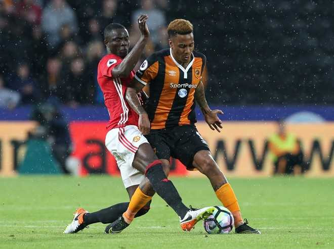 Fan MU giam dap len nhau an mung ban thang cua Rashford hinh anh 10