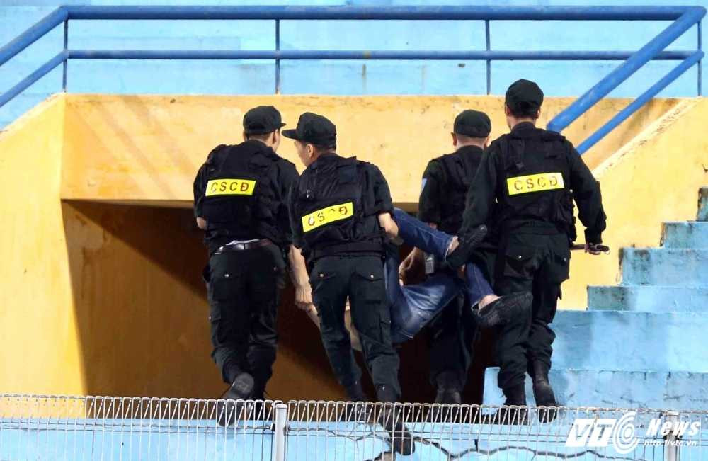 31QM - LLan ninh tran ap cac CDV Nam Dinh qua khich 05