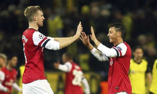 Nhiều cầu thủ được Wenger mang về ở cuối kỳ chuyền nhượng chơi tốt tại Arsenal như Mertesacker (trái) hay Oezil