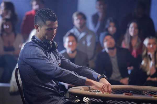 C. Ronaldo trầm tư cho cuộc đấu trí với đối thủ. Poker đòi hỏi sự tỉnh táo, liều lĩnh, nhạy cảm và may mắn.