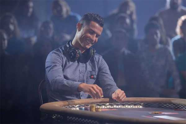 Diện sơ mi dài tay, cổ đeo tai nghe, C. Ronaldo tự tin thể hiện khả năng chơi poker.