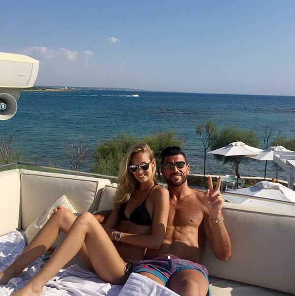 Chân dài tóc vàng cũng không quên chia sẻ khoảnh khắc sưởi nắng bên bạn trai người Italy.