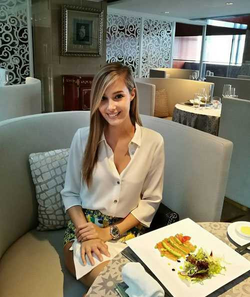 Vẻ đẹp dịu dàng, thanh khiết của Viktoria trong những bộ đồ đời thường.