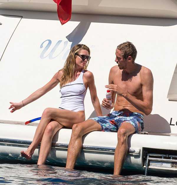 Tiền đạo Peter Crouch đang có những ngày nghỉ cùng cô vợ Abbey Clancy trên hòn đảo Balearic ở Mallorca, Tây Ban Nha. Chân sút 35 tuổi tranh thủ quãng nghỉ tại Ngoại hạng Anh nhường chỗ cho các đội tuyển quốc gia đá vòng loại World Cup 2018.