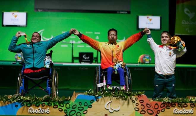 Đô cử Việt Nam nghẹn ngào khi nhận HC vàng Paralympic 2016 - ảnh thể thao