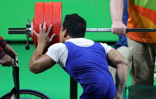 Đô cử Việt Nam nghẹn ngào khi nhận HC vàng Paralympic 2016 - ảnh thể thao