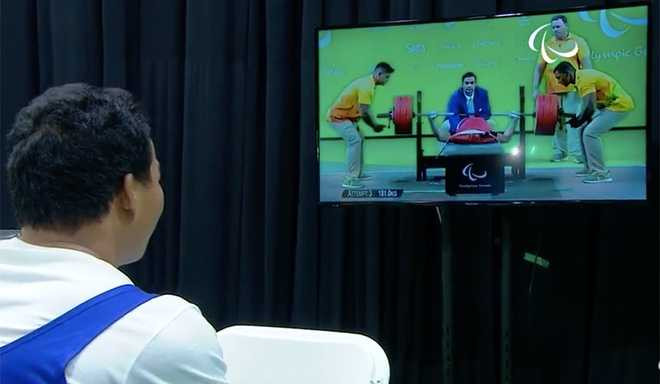 Đô cử Việt Nam nghẹn ngào khi nhận HC vàng Paralympic 2016 - ảnh thể thao