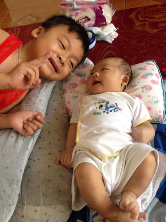 Hai sản phẩm của mối tình vượt qua mặc cảm giữa lực sỹ Văn Công và người vợ tảo tần Chu Thị Tám