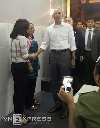 Ông Obama bắt tay chủ quán bún chả. Ảnh: Phương Linh.