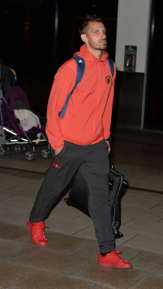 Dan sao MU cui mat tro ve sau that bai tai Europa League hinh anh 11