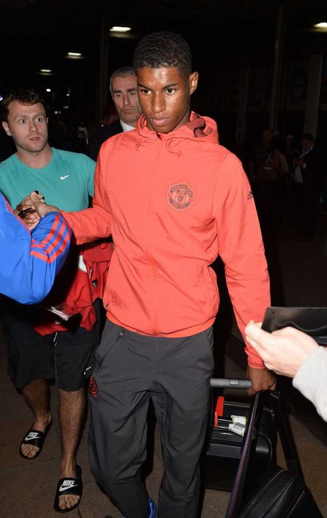 Dan sao MU cui mat tro ve sau that bai tai Europa League hinh anh 3