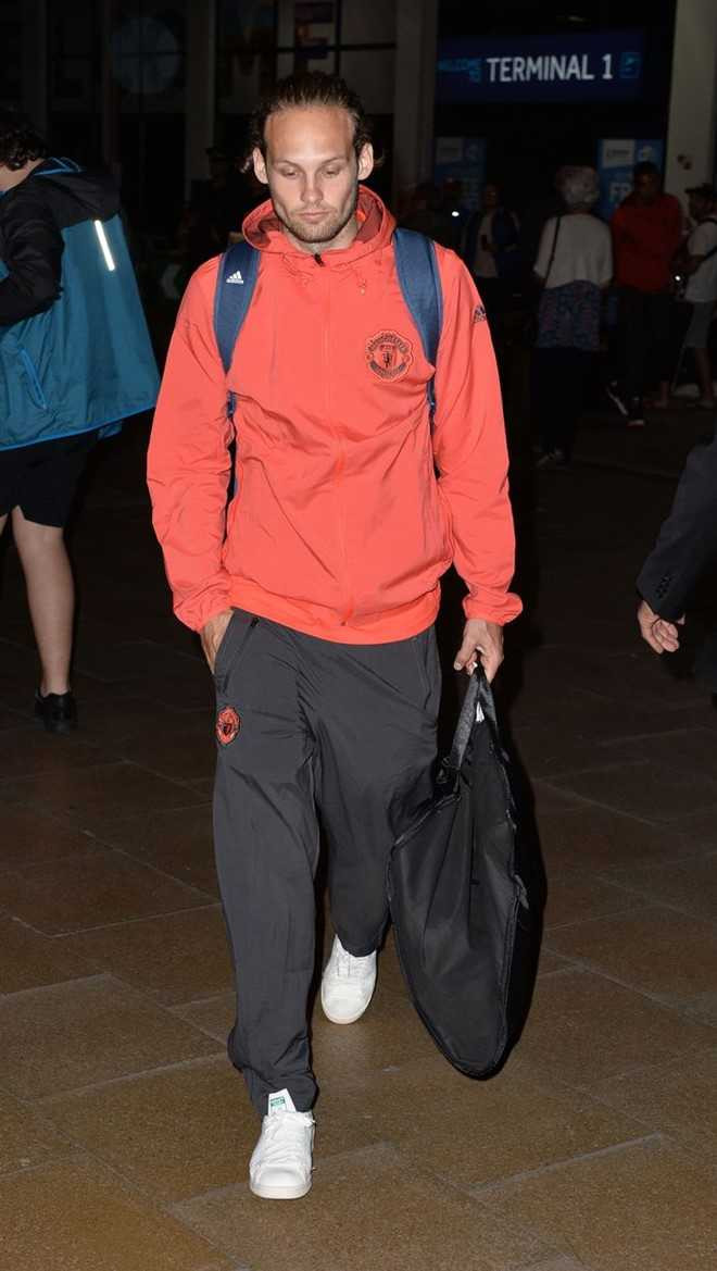 Dan sao MU cui mat tro ve sau that bai tai Europa League hinh anh 12