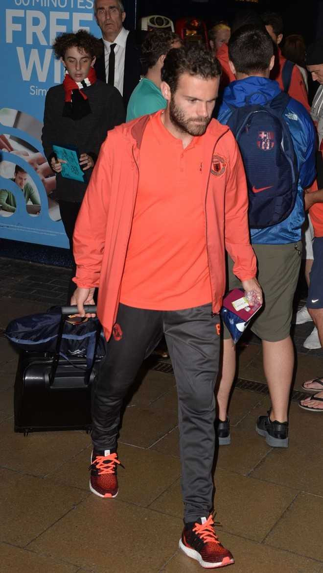 Dan sao MU cui mat tro ve sau that bai tai Europa League hinh anh 8