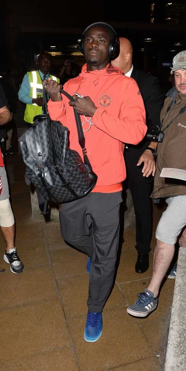 Dan sao MU cui mat tro ve sau that bai tai Europa League hinh anh 9