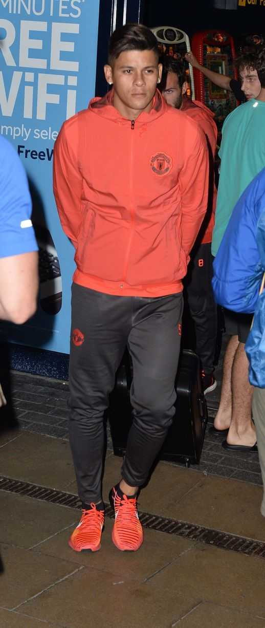 Dan sao MU cui mat tro ve sau that bai tai Europa League hinh anh 10