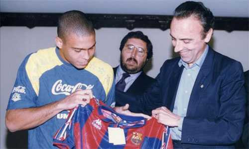 Joan Gaspart (phải), chủ tịch Barca từ năm 2000 đến 2003, góp công lớn đưa Ronaldo về sân Nou Camp.