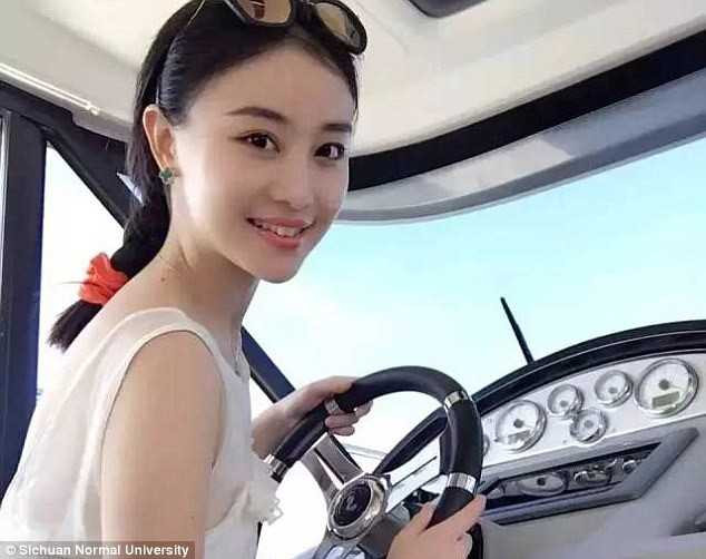 Truong dai hoc noi tieng voi giao vien xinh nhu hot girl hinh anh 3