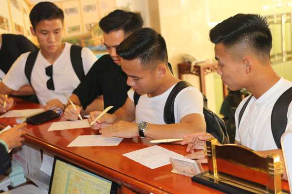 Ngày 24/9, tuyển Việt Nam tập trung chuẩn bị cho chiến dịch AFF Cup 2016. Các cầu thủ tới khách sạn ở quận Tân Bình trong buổi chiều và tối nhận phòng. Những tuyển thủ khoác áo Hà Nội T&T, Than Quảng Ninh hay Công Phượng, Tuấn Anh, Xuân Trường được ph