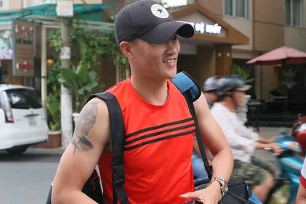 Diện áo thể thao cộc tay, Công Vinh mang theo hành lý đơn giản với hai túi đồ. Trước thắc mắc vì sao cận giờ anh mới xuất hiện, Công Vinh chia sẻ: 'Muốn đi sớm hơn nhưng con gái Bánh Gạo cứ lấn quấn, khóc không cho ba đi. Ở nhà dỗ dành mãi mới đi được'. S