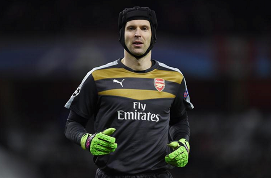 Chiếc mũ bào vệ đầu đã thành thương hiệu của Cech