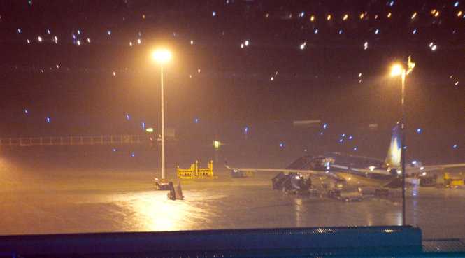 Mưa lớn khiến sân bay Tân Sơn Nhất ngập tối 26-9 - Ảnh: HỮU KHOA
