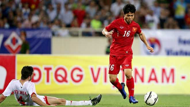 Công Phượng được chờ đợi dần thay thế đàn anh Công Vinh gánh vác trọng trách trên hàng công ĐTVN. Ảnh: VSI