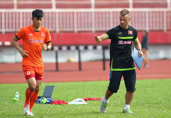 Các thông số sẽ giúp HLV trưởng Nguyễn Hữu Thắng đưa ra các bài tập có cường độ vận động phù hợp từng nhóm cầu thủ.