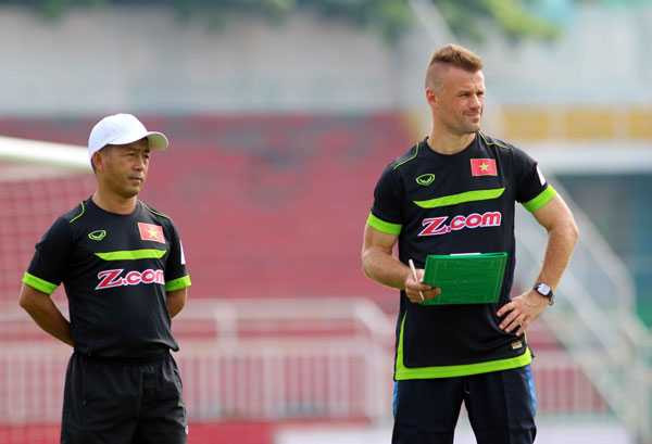 Sáng 27/9, HLV thể lực Martin Forkel (phải) bắt đầu nhiệm vụ, sử dụng các thiết bị đo tim, mạch hiện đại gắn lên người cầu thủ. 