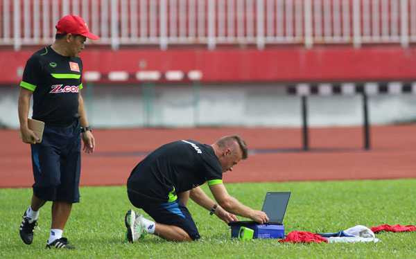 Ba ngày ở TP HCM, tuyển Việt Nam trải qua buổi tập huấn với chuyên gia Nhật Bản về các bài tập tăng cường sức mạnh cơ bắp, giảm chấn thương, một buổi kiểm tra y tế toàn diện tại bệnh viện đa khoa và các bài kiểm tra thể lực.