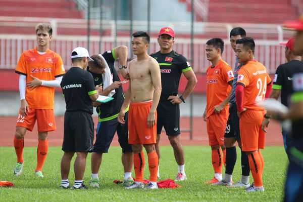 Tiếp xúc với các thiết bị hiện đại, nhiều tuyển thủ tỏ ra háo hức. Các bài tập ngắn chia thành 13 cấp độ, từ cường độ thấp đến cường độ cao. Rất nhiều cầu thủ chỉ 'đu' đến cấp độ 6-7 là 'lè lưỡi lắc đầu' xin ra… tranh thủ thở.