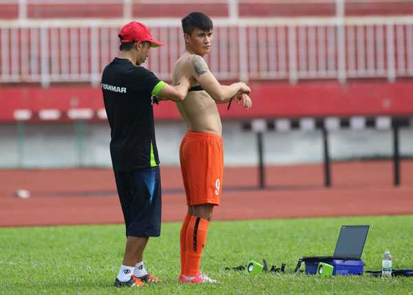 Công Vinh cởi trần khoe thân hình săn chắc...