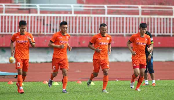 Trong lần tập trung tại TP HCM, HLV Hữu Thắng không áp dụng ngay các bài tập chiến thuật mà bắt đầu bằng những buổi kiểm tra y tế, sức khỏe với các học trò. 