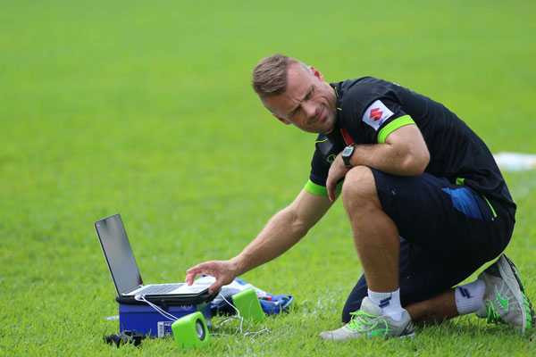 Với các thiết bị đo đạc hiện đại, HLV thể lực có những đánh giá chính xác thể trạng từng cầu thủ.