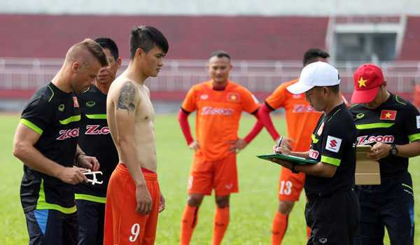 Công Vinh trong bài kiểm tra thể lực của HLV Martin Forkel. Là cựu binh từng thi đấu ở Bồ Đào Nha, Nhật Bản, CV9 không quá bỡ ngỡ với những thiết bị của chuyên gia Đức.